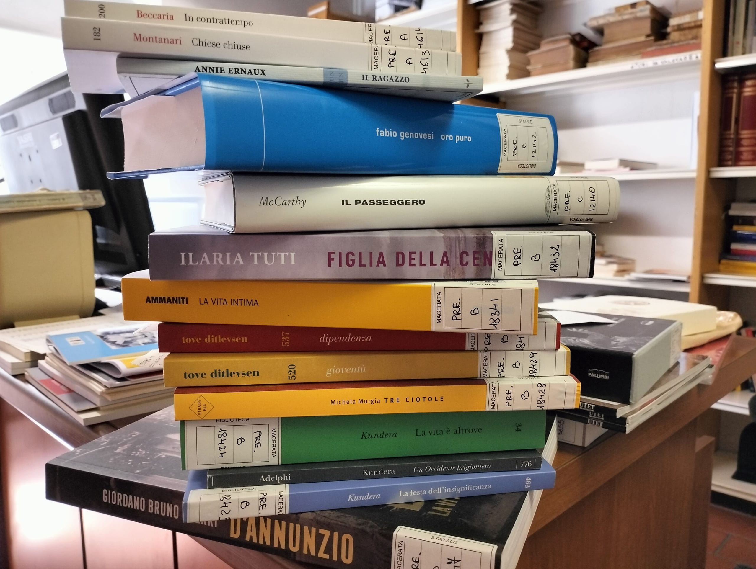 vari libri, biblioteca statale di macerata